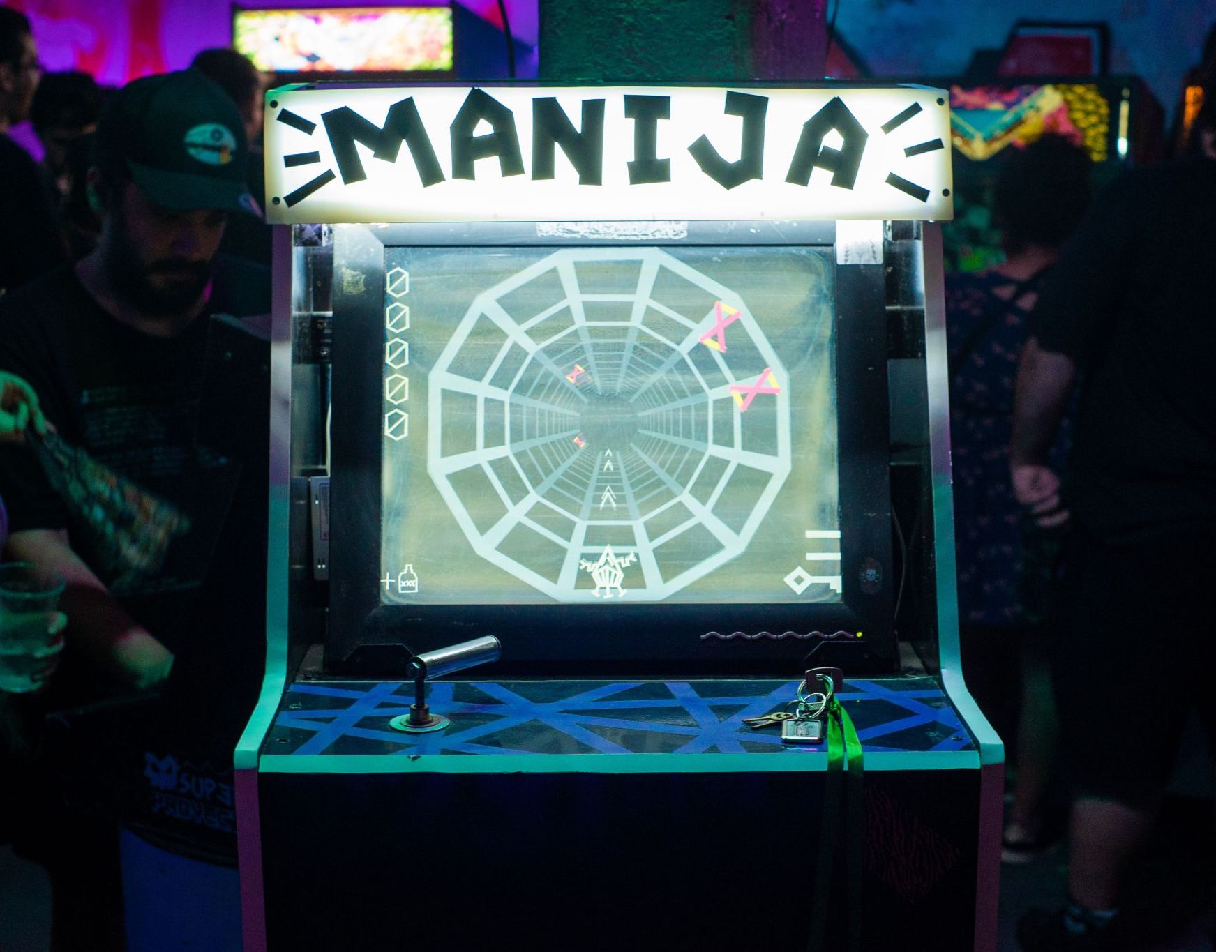 MANIJA: juego y mueble arcade experimental.
